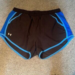Under armour athletic shorts with pockets in black M